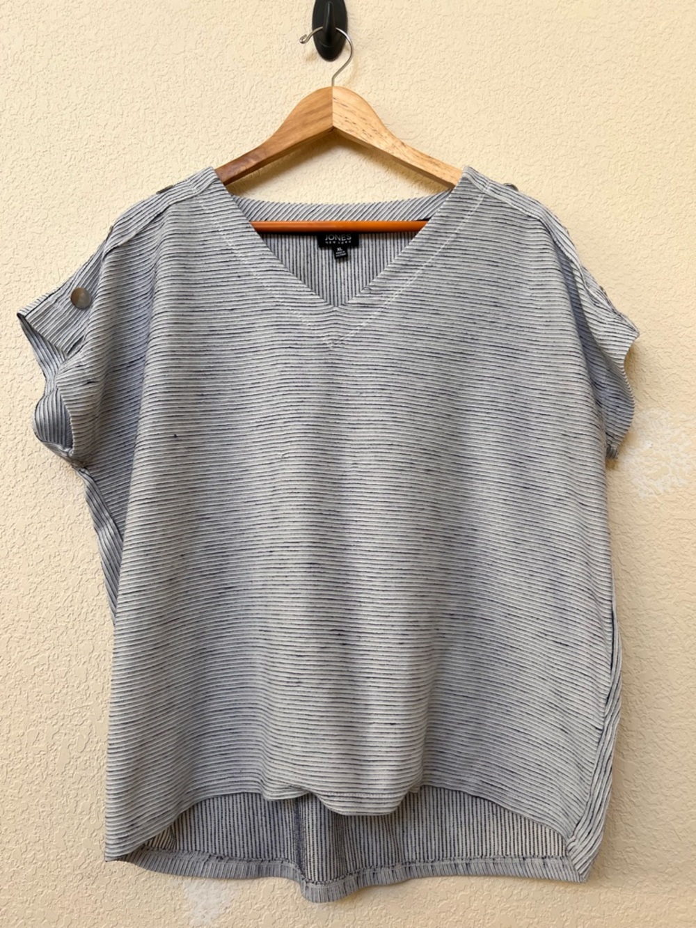 Jones New York Blue & White Striped V-Neck Short Sleeve Top